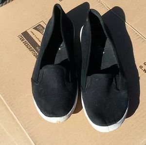 Comfortable black slip-on flat shoes